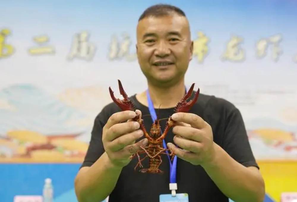 杭州龙虾王出炉，“小龙虾王”相当于平时购买的三倍大！