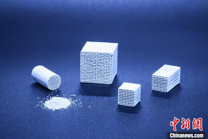 破解临床骨缺损修复难题 中国团队历时15年研发材料获准上市